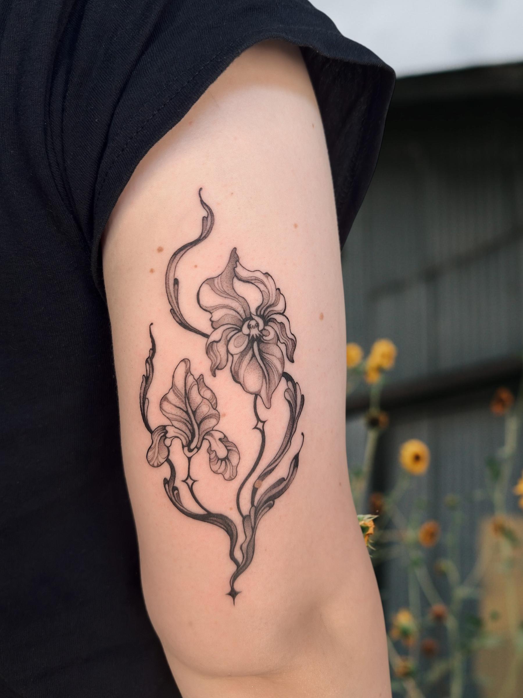 flowy iris tiny back arm 
